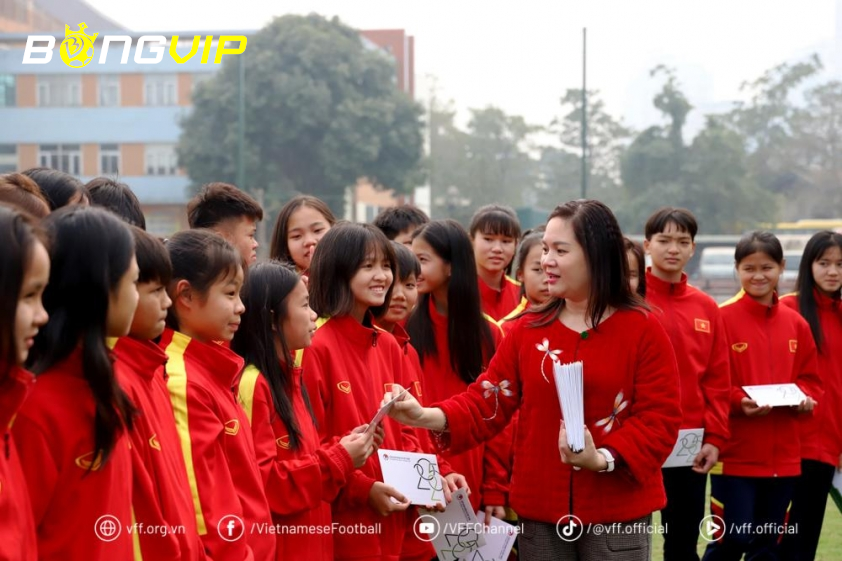 Phó Tổng Thư ký Nguyễn Thanh Hà chúc và gửi quà Tết BHL và cầu thủ hai đội U14, U16 nữ